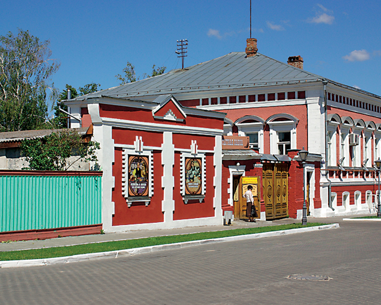 Деревянные резные украшения для фасада и крыши дома