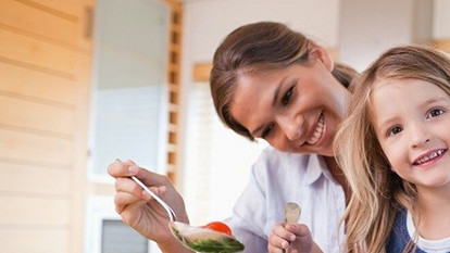 Диетологи предупреждают: не все привычные продукты можно давать детям (список)