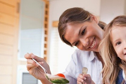 Диетологи предупреждают: не все привычные продукты можно давать детям (список)