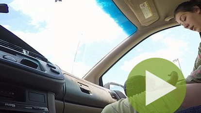 Видео: Женщина родила в машине, пока муж ее вез в роддом