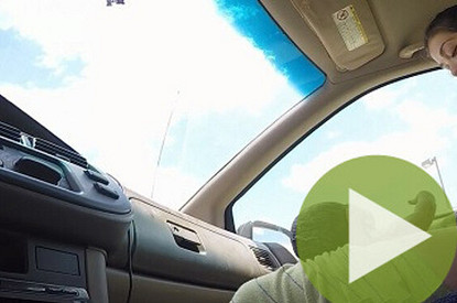 Видео: Женщина родила в машине, пока муж ее вез в роддом