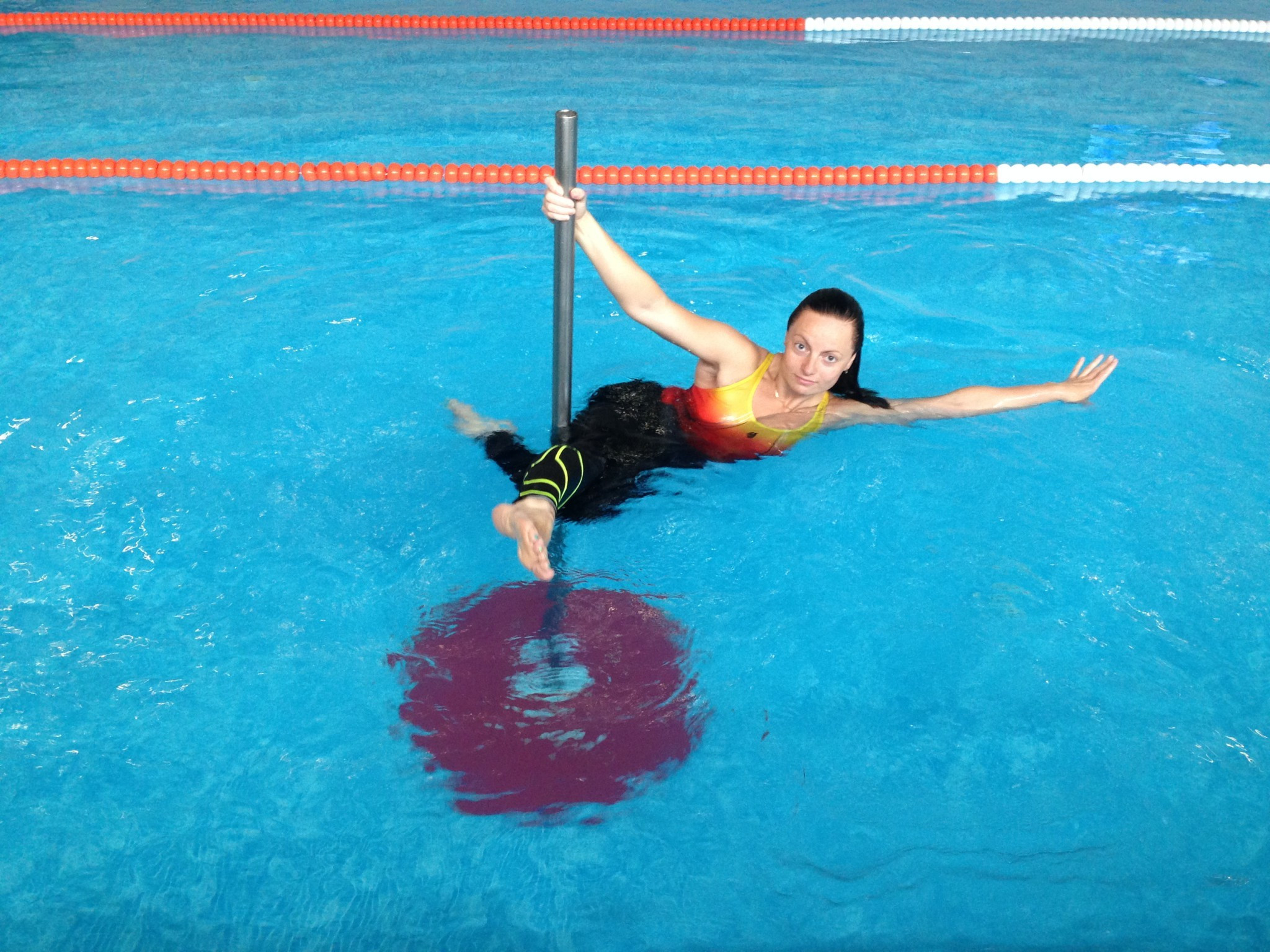 Танцпол в бассейне: новая тренировка Aqua pole dance