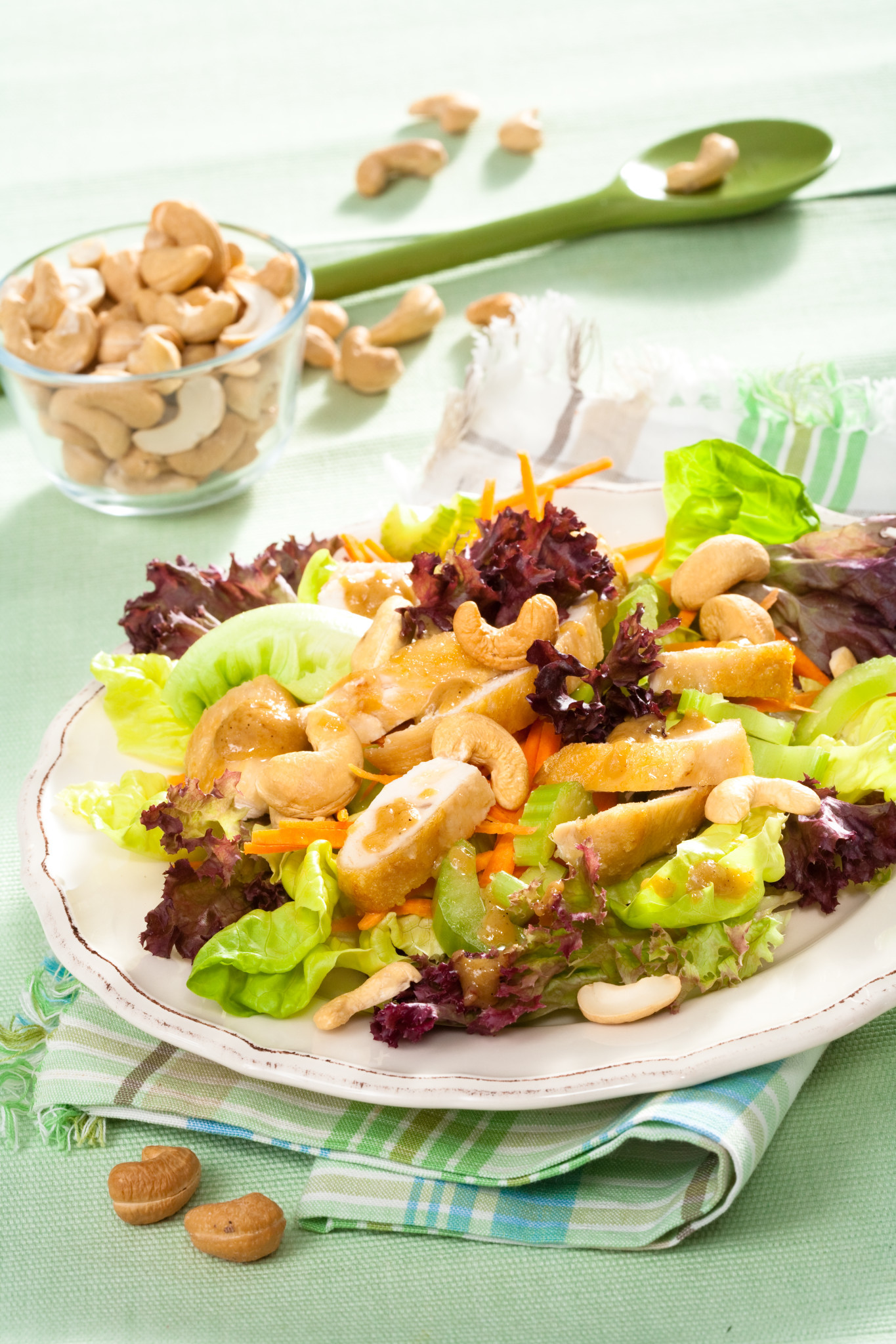 Салат с орехами и сельдереем