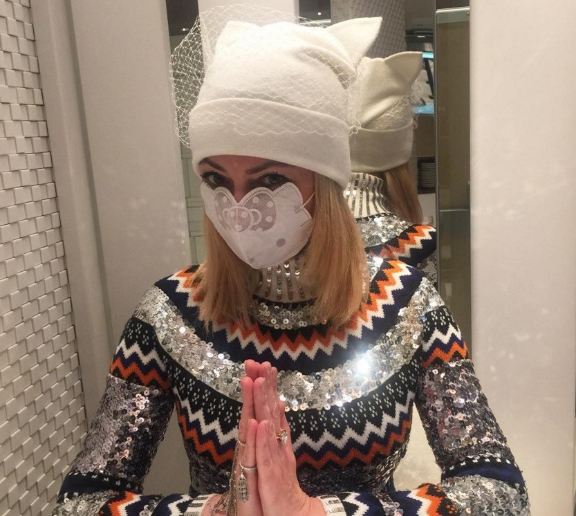 Яна Рудковская показала японский способ защиты от вирусов