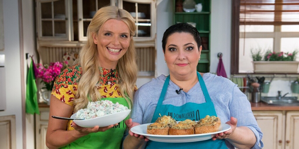 Актриса Анна Чурина узнала необычный рецепт на шоу «Домашняя кухня»