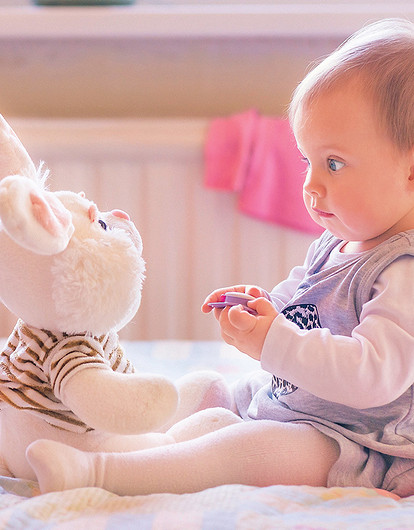 Развивающие игры для детей от 1 года с плюшевым зайкой