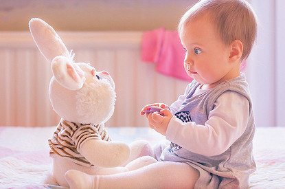 Развивающие игры для детей от 1 года с плюшевым зайкой