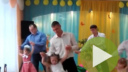 Видео: Папы танцуют с дочками — что может быть трогательнее?