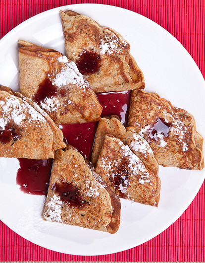 Ржаные блины с вишневым соусом