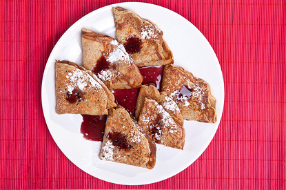 Ржаные блины с вишневым соусом