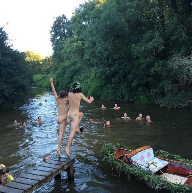 Сын гитариста «Пинк Флойд» устроил свадьбу в стиле хиппи