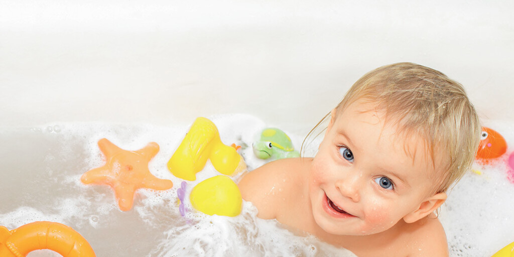 Само купание. Дети купаются картинки для детей. Ребенок с мамой принимают ванну реклама соли для ванн.