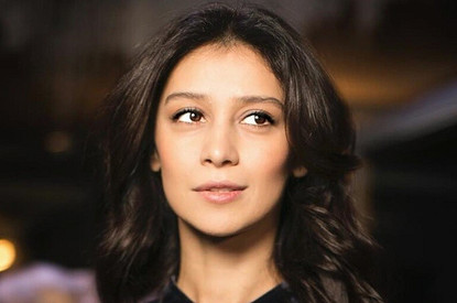 Поклонники рисуют Равшану Куркову: лучшие портреты актрисы