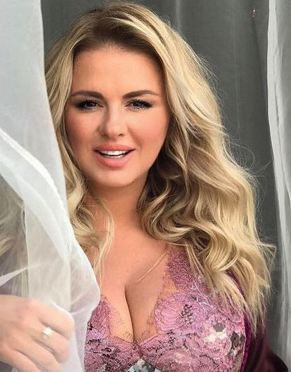 Анна Семенович: «Моя грудь — кормилица моя и главная конкурентка»