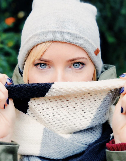 Вязаный змей: с чем носить шарф снуд?