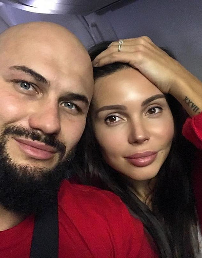 Джиган и Оксана Самойлова впервые показали лицо младшей дочери