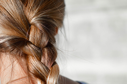 Почему выпадают волосы после родов?