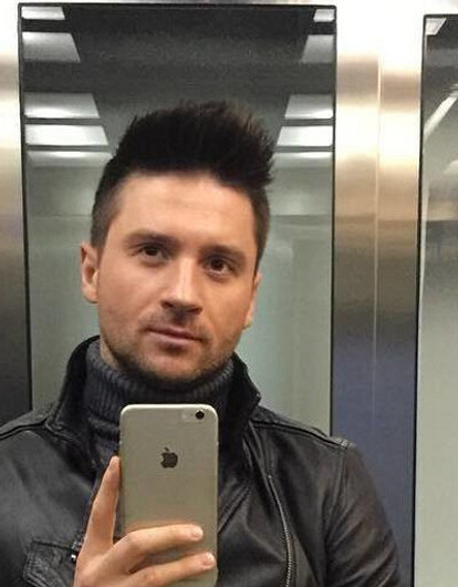 Зачем Сергей Лазарев нарядился в женское платье?