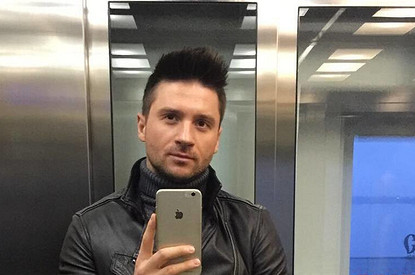 Зачем Сергей Лазарев нарядился в женское платье?