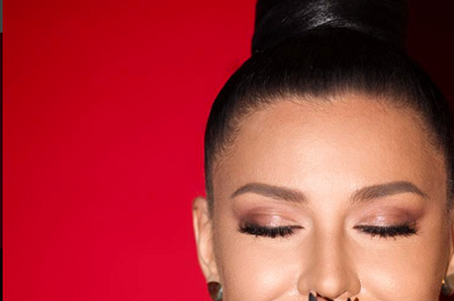 Певица Елка отказалась от цветов