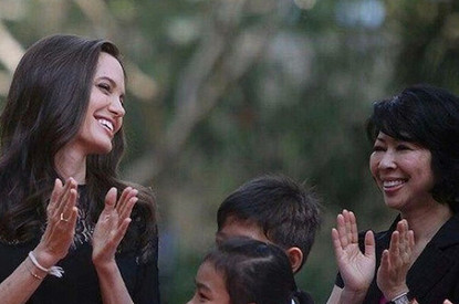 Анджелина Джоли приготовила и съела блюдо из скорпионов и пауков (видео)