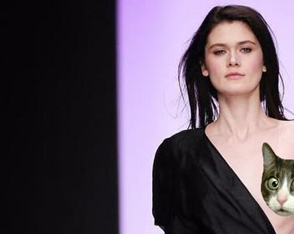 Модель вышла на подиум с голой грудью на российской Неделе моды (фото)