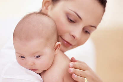 Почему ребенок срыгивает: три главные причины