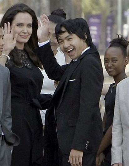 Старшего приемного сына Джоли и Питта хочет забрать родной отец