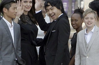 Старшего приемного сына Джоли и Питта хочет забрать родной отец