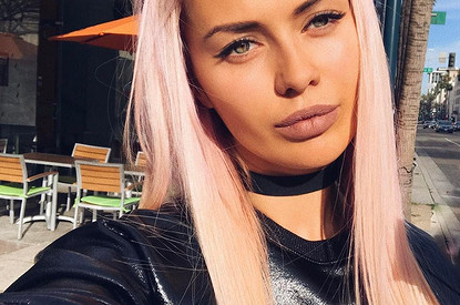 Психанула: Виктория Боня покрасилась в розовый цвет