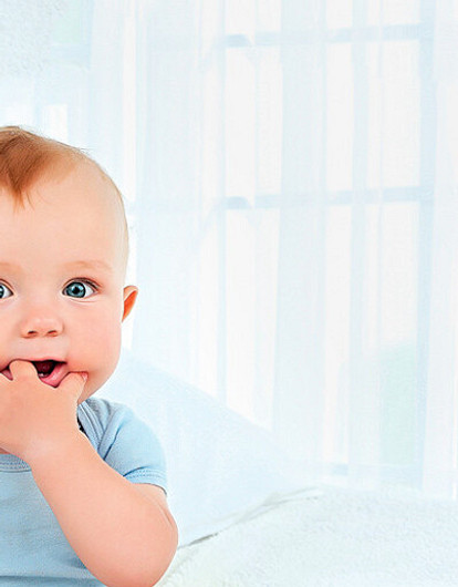 Здоровое развитие: малыш начинает сидеть