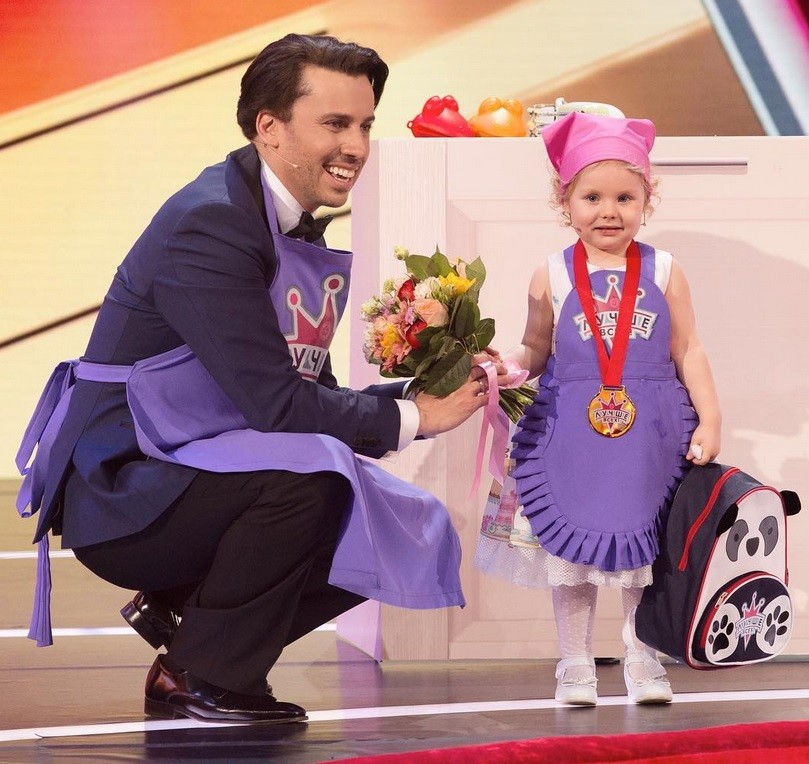 Девочка-повар испугалась динозавра на шоу «Лучше всех!» (видео)