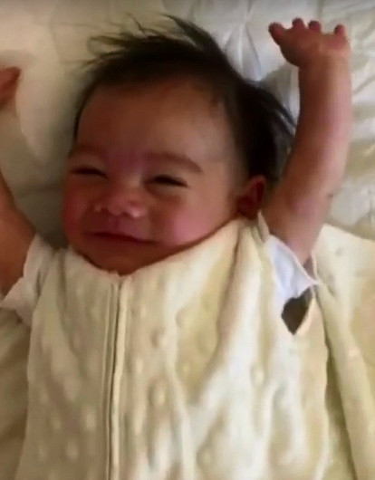 Утренние потягушки этого малыша умилили весь интернет (видео)