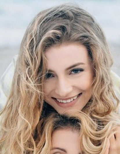 Красная нить на запястье: зачем ее носят звезды