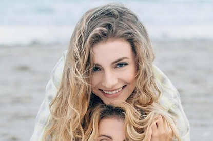 Красная нить на запястье: зачем ее носят звезды