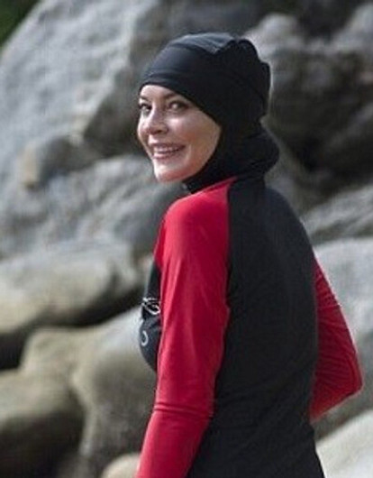 Линдси Лохан шокировала появлением в мусульманском купальнике