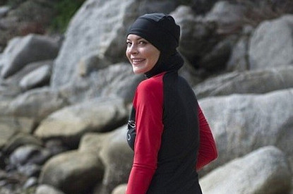 Линдси Лохан шокировала появлением в мусульманском купальнике