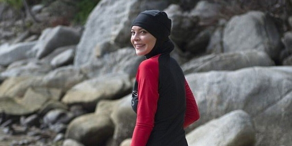 Линдси Лохан шокировала появлением в мусульманском купальнике