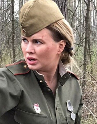 Поклонников возмутил вид Анны Семенович на проекте ко Дню Победы (фото)