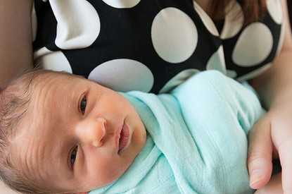 Как держать новорожденного: как нельзя и как надо