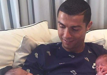 Роналду впервые показал своих близнецов (фото)