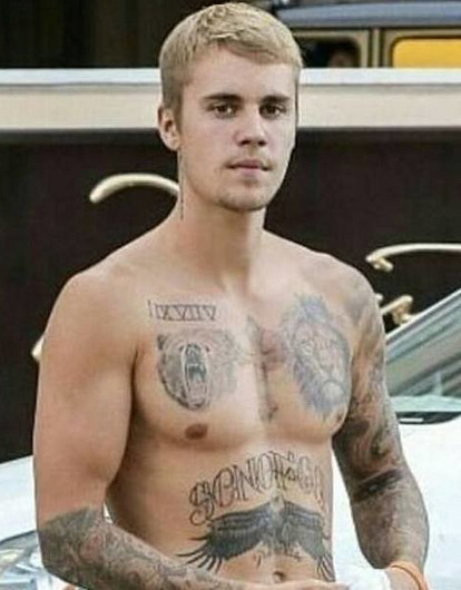 Джастин Бибер прогулялся по Беверли-Хиллз в домашних тапочках