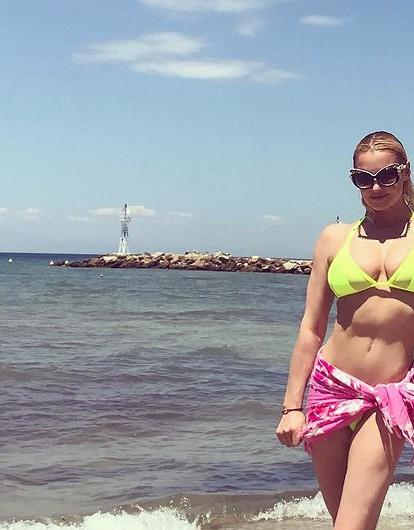 Анастасия Волочкова похвасталась шпагатом в Греции