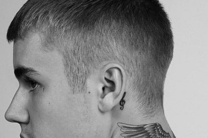 Джастин Бибер и дочь Синди Кроуфорд снялись в рекламе белых футболок