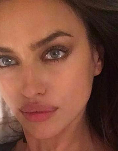 Редкий кадр: Ирина Шейк на прогулке с дочерью в Нью-Йорке