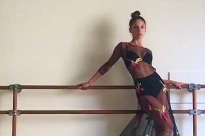 Видео: переодевающаяся в танце балерина