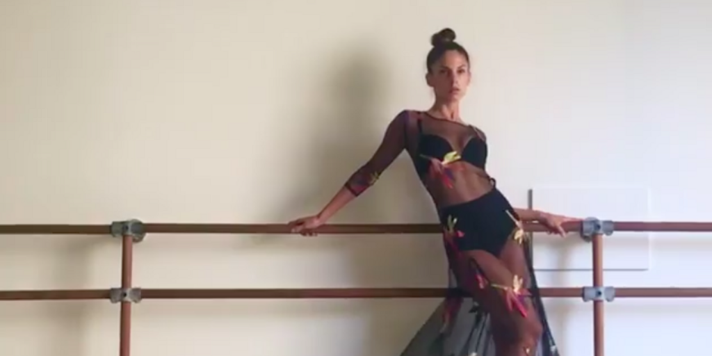 Видео: переодевающаяся в танце балерина