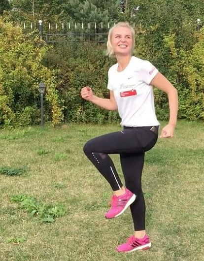 Полина Гагарина показала упражнения, которые помогли ей похудеть после родов