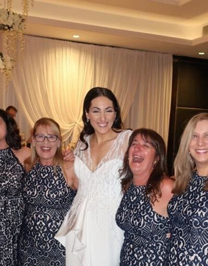 6 девушек случайно надели одинаковые платья на свадьбу