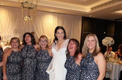 6 девушек случайно надели одинаковые платья на свадьбу